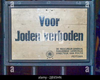 Schild mit niederländischem Text 'voor joden verboten', was für juden seit dem 2. Weltkrieg in den Niederlanden verboten bedeutet Stockfoto