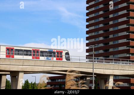 U-Bahn-Zug der RET verlässt den Bahnhof Rotterdam Nesselande in den Niederlanden Stockfoto