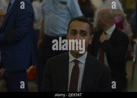 Neapel, Italien. 25.. Juni 2022. Luigi Di Maio, italienischer Politiker, der seit dem 5. September 2019 als Außenminister bei Mediterraneo Wine & Food and Travel in Castel dell'Ovo tätig ist. (Bild: © Mariano Montella/Pacific Press via ZUMA Press Wire) Stockfoto