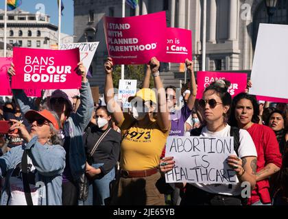 (220625) -- SAN FRANCISCO, 25. Juni 2022 (Xinhua) -- Demonstranten protestieren gegen die Umgehung des Abtreibungsrechtsurteils Roe gegen Wade durch den Obersten Gerichtshof am 24. Juni 2022 in San Francisco, Kalifornien, USA. Der Oberste Gerichtshof der Vereinigten Staaten hat am Freitag Roe v. Wade, eine bahnbrechende Entscheidung, die vor fast einem halben Jahrhundert ein verfassungsmäßiges Recht auf Abtreibung in der Nation begründete, umgedreht. (Foto von Li Jianguo/Xinhua) Stockfoto