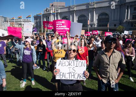 (220625) -- SAN FRANCISCO, 25. Juni 2022 (Xinhua) -- Demonstranten protestieren gegen die Umgehung des Abtreibungsrechtsurteils Roe gegen Wade durch den Obersten Gerichtshof am 24. Juni 2022 in San Francisco, Kalifornien, USA. Der Oberste Gerichtshof der Vereinigten Staaten hat am Freitag Roe v. Wade, eine bahnbrechende Entscheidung, die vor fast einem halben Jahrhundert ein verfassungsmäßiges Recht auf Abtreibung in der Nation begründete, umgedreht. (Foto von Li Jianguo/Xinhua) Stockfoto