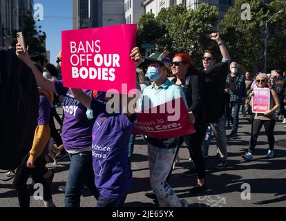 (220625) -- SAN FRANCISCO, 25. Juni 2022 (Xinhua) -- Demonstranten protestieren gegen die Umgehung des Abtreibungsrechtsurteils Roe gegen Wade durch den Obersten Gerichtshof am 24. Juni 2022 in San Francisco, Kalifornien, USA. Der Oberste Gerichtshof der Vereinigten Staaten hat am Freitag Roe v. Wade, eine bahnbrechende Entscheidung, die vor fast einem halben Jahrhundert ein verfassungsmäßiges Recht auf Abtreibung in der Nation begründete, umgedreht. (Foto von Li Jianguo/Xinhua) Stockfoto