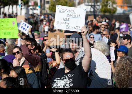 (220625) -- SAN FRANCISCO, 25. Juni 2022 (Xinhua) -- Demonstranten protestieren gegen die Umgehung des Abtreibungsrechtsurteils Roe gegen Wade durch den Obersten Gerichtshof am 24. Juni 2022 in San Francisco, Kalifornien, USA. Der Oberste Gerichtshof der Vereinigten Staaten hat am Freitag Roe v. Wade, eine bahnbrechende Entscheidung, die vor fast einem halben Jahrhundert ein verfassungsmäßiges Recht auf Abtreibung in der Nation begründete, umgedreht. (Foto von Li Jianguo/Xinhua) Stockfoto