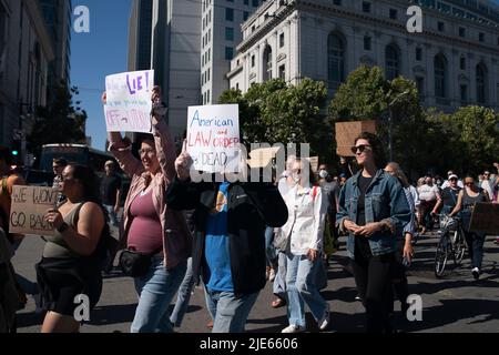 (220625) -- SAN FRANCISCO, 25. Juni 2022 (Xinhua) -- Demonstranten protestieren gegen die Umgehung des Abtreibungsrechtsurteils Roe gegen Wade durch den Obersten Gerichtshof am 24. Juni 2022 in San Francisco, Kalifornien, USA. Der Oberste Gerichtshof der Vereinigten Staaten hat am Freitag Roe v. Wade, eine bahnbrechende Entscheidung, die vor fast einem halben Jahrhundert ein verfassungsmäßiges Recht auf Abtreibung in der Nation begründete, umgedreht. (Foto von Li Jianguo/Xinhua) Stockfoto