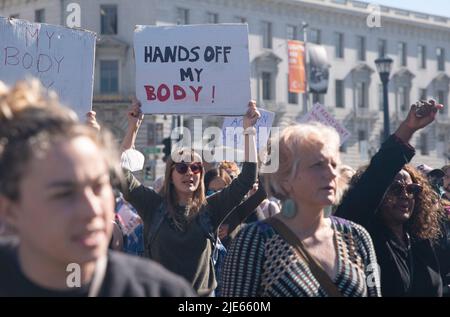 (220625) -- SAN FRANCISCO, 25. Juni 2022 (Xinhua) -- Demonstranten protestieren gegen die Umgehung des Abtreibungsrechtsurteils Roe gegen Wade durch den Obersten Gerichtshof am 24. Juni 2022 in San Francisco, Kalifornien, USA. Der Oberste Gerichtshof der Vereinigten Staaten hat am Freitag Roe v. Wade, eine bahnbrechende Entscheidung, die vor fast einem halben Jahrhundert ein verfassungsmäßiges Recht auf Abtreibung in der Nation begründete, umgedreht. (Foto von Li Jianguo/Xinhua) Stockfoto