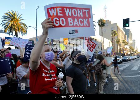 (220625) -- LOS ANGELES, 25. Juni 2022 (Xinhua) -- Demonstranten marschieren entlang des Hollywood Blvd. Während eines Protestes gegen die Umgehung des Abtreibungsrechtsurteils Roe vs. Wade durch den Obersten Gerichtshof am 24. Juni 2022 in Los Angeles, Kalifornien, USA. Der Oberste Gerichtshof der Vereinigten Staaten hat am Freitag Roe v. Wade, eine bahnbrechende Entscheidung, die vor fast einem halben Jahrhundert ein verfassungsmäßiges Recht auf Abtreibung in der Nation begründete, umgedreht. (Xinhua) Stockfoto