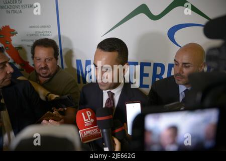 Neapel, Italien. 25.. Juni 2022. Luigi Di Maio, italienischer Politiker, der seit dem 5. September 2019 als Außenminister bei Mediterraneo Wine & Food and Travel in Castel dell'Ovo tätig ist. (Bild: © Mariano Montella/Pacific Press via ZUMA Press Wire) Stockfoto