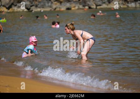 (220625) -- GOZO, 25. Juni 2022 (Xinhua) -- die Menschen genießen ihre Sommerzeit am Ramla-Strand auf der Insel Gozo, Malta, 25. Juni 2022. (Foto von Jonathan Borg/Xinhua) Stockfoto