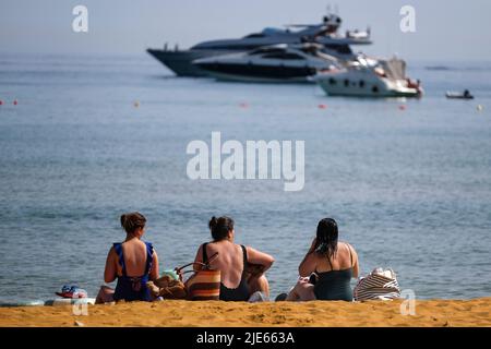 (220625) -- GOZO, 25. Juni 2022 (Xinhua) -- die Menschen genießen ihre Sommerzeit am Ramla-Strand auf der Insel Gozo, Malta, 25. Juni 2022. (Foto von Jonathan Borg/Xinhua) Stockfoto