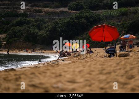 (220625) -- GOZO, 25. Juni 2022 (Xinhua) -- die Menschen genießen ihre Sommerzeit am Ramla-Strand auf der Insel Gozo, Malta, 25. Juni 2022. (Foto von Jonathan Borg/Xinhua) Stockfoto