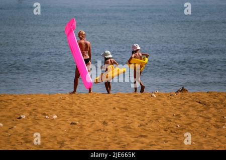 (220625) -- GOZO, 25. Juni 2022 (Xinhua) -- die Menschen genießen ihre Sommerzeit am Ramla-Strand auf der Insel Gozo, Malta, 25. Juni 2022. (Foto von Jonathan Borg/Xinhua) Stockfoto