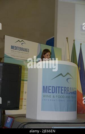 Neapel, Italien. 25.. Juni 2022. Luigi Di Maio, italienischer Politiker, der seit dem 5. September 2019 als Außenminister bei Mediterraneo Wine & Food and Travel in Castel dell'Ovo tätig ist. (Bild: © Mariano Montella/Pacific Press via ZUMA Press Wire) Stockfoto