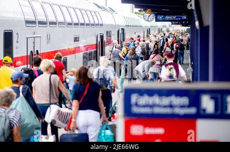 Norddeich, Deutschland. 25.. Juni 2022. Zahlreiche Touristen laufen über den Norddeich-Mole-Bahnsteig, um an Bord eines IC-Zuges der Deutschen Bahn (DB) zu gehen. Nordrhein-Westfalen ist das erste deutsche Land, das seine Sommerferien beginnt. Quelle: Hauke-Christian Dittrich/dpa/Alamy Live News Stockfoto