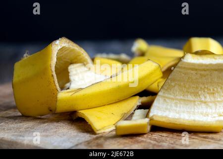 Die gelbe Schale, die nach den Bananen auf dem Brett zurückgelassen wurde, die leere Schale der Bananen, nachdem sie gereinigt wurden, das ist Müll Stockfoto