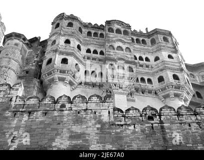 Monochromes Bild der atemberaubenden Fassade des historischen Gebäudes in Mehrangarh Fort-Komplex, Jodhpur, Rajasthan, Indien Stockfoto