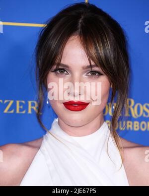 PASADENA, LOS ANGELES, KALIFORNIEN, USA - 24. JUNI: Cait Fairbanks kommt bei den Daytime Emmy Awards 49. an, die am 24. Juni 2022 im Pasadena Convention Center in Pasadena, Los Angeles, Kalifornien, USA, abgehalten wurden. (Foto von Xavier Collin/Image Press Agency) Stockfoto