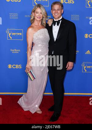 PASADENA, LOS ANGELES, KALIFORNIEN, USA - 24. JUNI: Cynthia Watros kommt bei den Daytime Emmy Awards 49. an, die am 24. Juni 2022 im Pasadena Convention Center in Pasadena, Los Angeles, Kalifornien, USA, abgehalten wurden. (Foto von Xavier Collin/Image Press Agency) Stockfoto