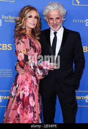 Pasadena, Usa. 24.. Juni 2022. PASADENA, LOS ANGELES, KALIFORNIEN, USA - 24. JUNI: Tracey E. Bregman und Christian LeBlanc treffen am 24. Juni 2022 in Pasadena, Los Angeles, Kalifornien, USA, bei den Daytime Emmy Awards 49. ein. (Foto von Xavier Collin/Image Press Agency) Quelle: Image Press Agency/Alamy Live News Stockfoto