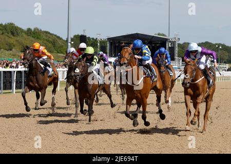 Trueshan mit Hollie Doyle (2. rechts) gewinnt JenningsBet Northumberland Plate Handicapam dritten Tag des Northumberland Plate Festivals auf der Rennbahn von Newcastle. Bilddatum: Samstag, 25. Juni 2022. Stockfoto