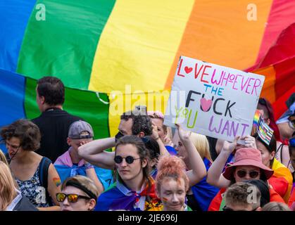 Schwerin, Deutschland. 25.. Juni 2022. Die Teilnehmer des Christopher Street Day ziehen in farbenfrohen Kostümen und mit Regenbogenfahnen durch das Stadtzentrum. Das Motto des Christopher Street Day 16. lautet „Wissen schafft Vielfalt“. Bunt kostümiert treffen sich die meist jüngeren Menschen im Alten Garten. Die CSD soll die Menschen an die Rechte von Lesben, Schwulen, Bisexuellen, Transgender, Intersex und queeren Menschen erinnern. Quelle: Jens Büttner/dpa/Alamy Live News Stockfoto