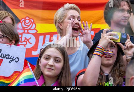Schwerin, Deutschland. 25.. Juni 2022. Manuela Schwesig (SPD, M), Ministerpräsidentin von Mecklenburg-Vorpommern, feiert mit Teilnehmern am Christopher Street Day 16. unter dem Motto „Wissen schafft Vielfalt“. Bunt kostümiert versammelt sich die meist jüngere Menge im Alten Garten. Die CSD soll die Menschen an die Rechte von Lesben, Schwulen, Bisexuellen, Transgender, Intersex und queeren Menschen erinnern. Quelle: Jens Büttner/dpa/Alamy Live News Stockfoto