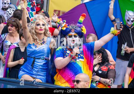Schwerin, Deutschland. 25.. Juni 2022. Schwester Rosa (r) pariert gemeinsam mit weiteren hundert Teilnehmern am Christopher Street Day 16. unter dem Motto „Wissen schafft Vielfalt“ durch die Innenstadt. Bunt kostümiert treffen sich die meist jüngeren Menschen im Alten Garten. Die CSD soll die Menschen an die Rechte von Lesben, Schwulen, Bisexuellen, Transgendern, Intersexuellen und queeren Menschen erinnern. Quelle: Jens Büttner/dpa/Alamy Live News Stockfoto