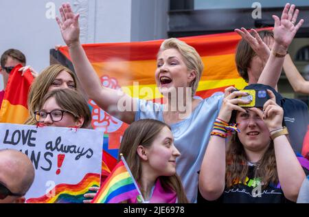 Schwerin, Deutschland. 25.. Juni 2022. Manuela Schwesig (SPD, M), Ministerpräsidentin von Mecklenburg-Vorpommern, feiert mit Teilnehmern am Christopher Street Day 16. unter dem Motto „Wissen schafft Vielfalt“. Bunt kostümiert versammelt sich die meist jüngere Menge im Alten Garten. Die CSD soll die Menschen an die Rechte von Lesben, Schwulen, Bisexuellen, Transgender, Intersex und queeren Menschen erinnern. Quelle: Jens Büttner/dpa/Alamy Live News Stockfoto