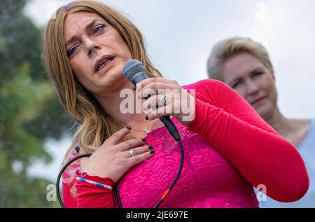 Schwerin, Deutschland. 25.. Juni 2022. Tessa Ganserer, Bundestagsabgeordnete des Bündnisses 90/die Grünen, spricht vor den Teilnehmern des Christopher Street Day. Das Motto des Christopher Street Day 16. lautet „Wissen schafft Vielfalt“. Bunt kostümiert treffen sich die meist jüngeren Menschen im Alten Garten. Die CSD soll die Menschen an die Rechte von Lesben, Schwulen, Bisexuellen, Transgender, Intersex und queeren Menschen erinnern. Quelle: Jens Büttner/dpa/Alamy Live News Stockfoto