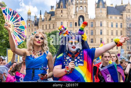 Schwerin, Deutschland. 25.. Juni 2022. Schwester Rosa (r) marschiert mit weiteren hundert Teilnehmern vom Schloss in die Innenstadt beim Christopher Street Day 16. unter dem Motto „Wissen schafft Vielfalt“. Bunt kostümiert treffen sich die meist jüngeren Menschen im Alten Garten. Die CSD soll die Menschen an die Rechte von Lesben, Schwulen, Bisexuellen, Transgendern, Intersexuellen und queeren Menschen erinnern. Quelle: Jens Büttner/dpa/Alamy Live News Stockfoto
