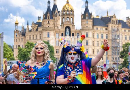 Schwerin, Deutschland. 25.. Juni 2022. Schwester Rosa (r) marschiert mit weiteren hundert Teilnehmern vom Schloss in die Innenstadt beim Christopher Street Day 16. unter dem Motto „Wissen schafft Vielfalt“. Bunt kostümiert treffen sich die meist jüngeren Menschen im Alten Garten. Die CSD soll die Menschen an die Rechte von Lesben, Schwulen, Bisexuellen, Transgendern, Intersexuellen und queeren Menschen erinnern. Quelle: Jens Büttner/dpa/Alamy Live News Stockfoto