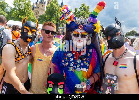 Schwerin, Deutschland. 25.. Juni 2022. Schwester Rosa (2. v.r.) feiert gemeinsam mit den Teilnehmern am Christopher Street Day 16. unter dem Motto „Wissen schafft Vielfalt. Bunt kostümiert versammeln sich die meist jüngeren Menschen im Alten Garten. Die CSD soll die Menschen an die Rechte von Lesben, Schwulen, Bisexuellen, Transgender, Intersex und queeren Menschen erinnern. Quelle: Jens Büttner/dpa/Alamy Live News Stockfoto