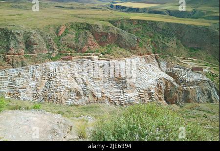 Panoramablick auf Salineras de Maras, erstaunliche Salzminen im Canyon des Heiligen Tals der Inkas, Cusco-Region, Peru, Südamerika Stockfoto