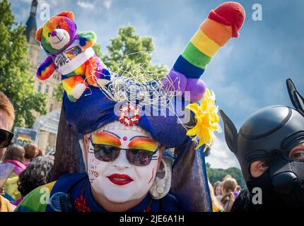 Schwerin, Deutschland. 25.. Juni 2022. Schwester Rosa feiert gemeinsam mit den Teilnehmern am Christopher Street Day 16. unter dem Motto „Wissen schafft Vielfalt“. Bunt kostümiert treffen sich die meist jüngeren Menschen im Alten Garten. Die CSD soll die Menschen an die Rechte von Lesben, Schwulen, Bisexuellen, Transgender, Intersex und queeren Menschen erinnern. Quelle: Jens Büttner/dpa/Alamy Live News Stockfoto