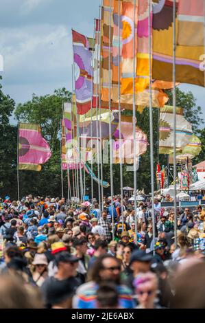 Glastonbury, Großbritannien. 25.. Juni 2022. Riesige Menschenmassen - das Glastonbury Festival 50. 2022, Worthy Farm. Glastonbury, Quelle: Guy Bell/Alamy Live News Stockfoto