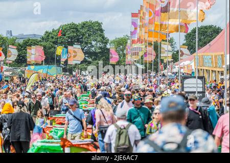 Glastonbury, Großbritannien. 25.. Juni 2022. Riesige Menschenmassen - das Glastonbury Festival 50. 2022, Worthy Farm. Glastonbury, Quelle: Guy Bell/Alamy Live News Stockfoto