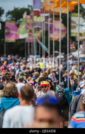 Glastonbury, Großbritannien. 25.. Juni 2022. Riesige Menschenmassen - das Glastonbury Festival 50. 2022, Worthy Farm. Glastonbury, Quelle: Guy Bell/Alamy Live News Stockfoto