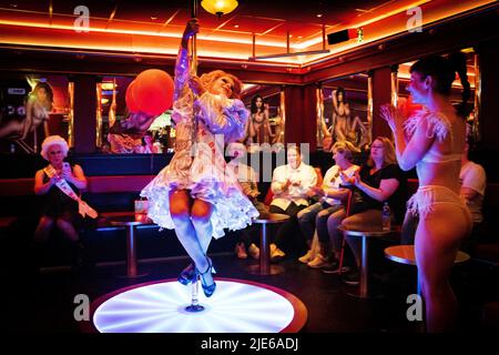 Amsterdam, Niederlande. 25.. Juni 2022. 2022-06-25 15:22:40 AMSTERDAM - Drag Queens Miss April Summer und Miss Marvy an der Banana Bar im Rotlichtviertel. Bei den Open Days 2022 im Red Light District zeigen 40 Unternehmer und Unternehmen, was Unternehmertum im alten Stadtzentrum bedeutet. ANP RAMON VAN FLYMEN netherlands Out - belgium Out Credit: ANP/Alamy Live News Stockfoto