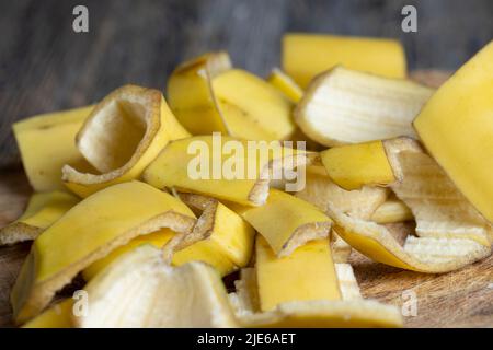 Die gelbe Schale, die nach den Bananen auf dem Brett zurückgelassen wurde, die leere Schale der Bananen, nachdem sie gereinigt wurden, das ist Müll Stockfoto