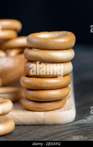 Eine große Menge an traditionellen Snacks rund Cracknel, traditionelle russische gekochte Brot Produkt mit geringer Luftfeuchtigkeit -rund Cracknel Stockfoto