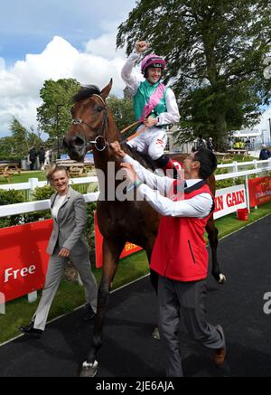 Der Jockey Colin Keane feiert das Dubaier Duty Free Irish Derby mit dem Pferd Westover am zweiten Tag des Dubai Duty Free Irish Derby Festivals auf der Curragh Racecourse in der Grafschaft Kildare, Irland. Bilddatum: Samstag, 25. Juni 2022. Stockfoto