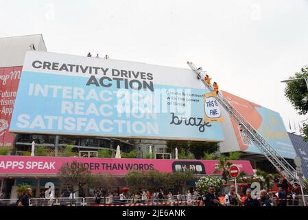 23. Juni 2022, CANNES, Frankreich: CANNES, FRANKREICH - 24. JUNI: Cannes Lions Festival, gestört durch Greenpeace in fossilen Brennstoffen, protestieren am 24.. Juni 2022 im Palais des Festivals in Cannes, Frankreich. (Bild: © Frederick Injimbert/ZUMA Press Wire) Stockfoto