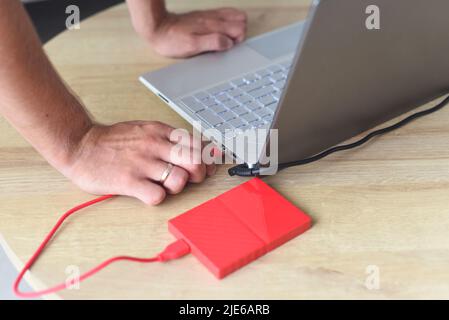 Ein Handstecker einer Festplatte in den Computer Stockfoto