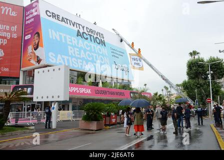 23. Juni 2022, CANNES, Frankreich: CANNES, FRANKREICH - 24. JUNI: Cannes Lions Festival, gestört durch Greenpeace in fossilen Brennstoffen, protestieren am 24.. Juni 2022 im Palais des Festivals in Cannes, Frankreich. (Bild: © Frederick Injimbert/ZUMA Press Wire) Stockfoto