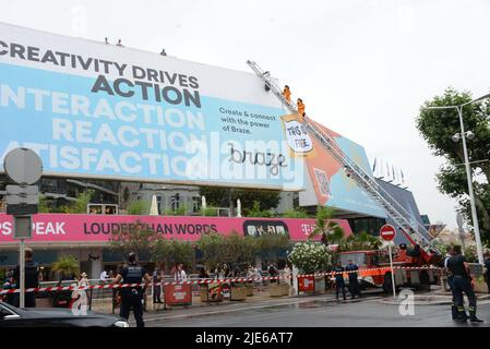 23. Juni 2022, CANNES, Frankreich: CANNES, FRANKREICH - 24. JUNI: Cannes Lions Festival, gestört durch Greenpeace in fossilen Brennstoffen, protestieren am 24.. Juni 2022 im Palais des Festivals in Cannes, Frankreich. (Bild: © Frederick Injimbert/ZUMA Press Wire) Stockfoto