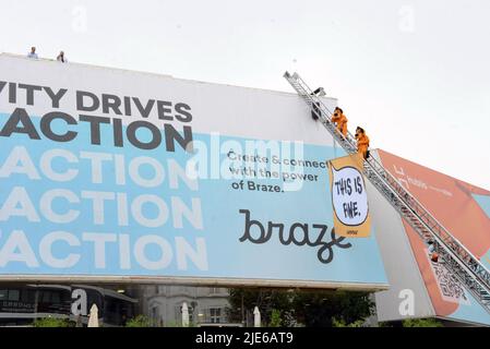 23. Juni 2022, CANNES, Frankreich: CANNES, FRANKREICH - 24. JUNI: Cannes Lions Festival, gestört durch Greenpeace in fossilen Brennstoffen, protestieren am 24.. Juni 2022 im Palais des Festivals in Cannes, Frankreich. (Bild: © Frederick Injimbert/ZUMA Press Wire) Stockfoto