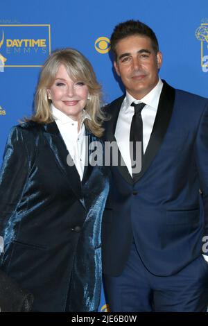 LOS ANGELES - JUN 24: Deidre Hall, Galen Gering bei den Daytime Emmys Awards 49. im Pasadena Convention Center am 24. Juni 2022 in Pasadena, CA Stockfoto