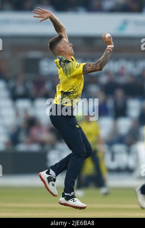 CHESTER LE STREET, IK. JUN 24. Brydon Carse of Durham bowls während des Vitality T20 Blast-Spiels zwischen Durham County Cricket Club und Nottinghamshire am Freitag, dem 24.. Juni 2022 im Seat Unique Riverside, Chester le Street. (Kredit: Will Matthews | MI News) Kredit: MI News & Sport /Alamy Live News Stockfoto