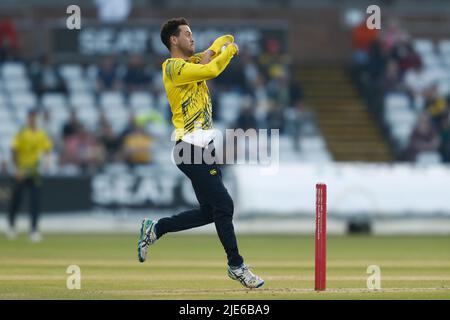 CHESTER LE STREET, IK. JUN 24. Nathan Sowter von Durham bowelt während des Vitality T20 Blast-Spiels zwischen dem Durham County Cricket Club und Nottinghamshire am Freitag, dem 24.. Juni 2022 im Seat Unique Riverside, Chester le Street. (Kredit: Will Matthews | MI News) Kredit: MI News & Sport /Alamy Live News Stockfoto