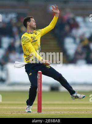 CHESTER LE STREET, IK. JUN 24. Nathan Sowter von Durham bowelt während des Vitality T20 Blast-Spiels zwischen dem Durham County Cricket Club und Nottinghamshire am Freitag, dem 24.. Juni 2022 im Seat Unique Riverside, Chester le Street. (Kredit: Will Matthews | MI News) Kredit: MI News & Sport /Alamy Live News Stockfoto