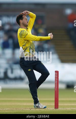 CHESTER LE STREET, IK. JUN 24. Nathan Sowter von Durham bowelt während des Vitality T20 Blast-Spiels zwischen dem Durham County Cricket Club und Nottinghamshire am Freitag, dem 24.. Juni 2022 im Seat Unique Riverside, Chester le Street. (Kredit: Will Matthews | MI News) Kredit: MI News & Sport /Alamy Live News Stockfoto